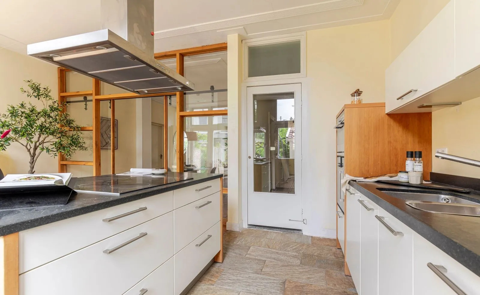Tussenwoning te koop: Willem de Zwijgerstraat 1, Utrecht