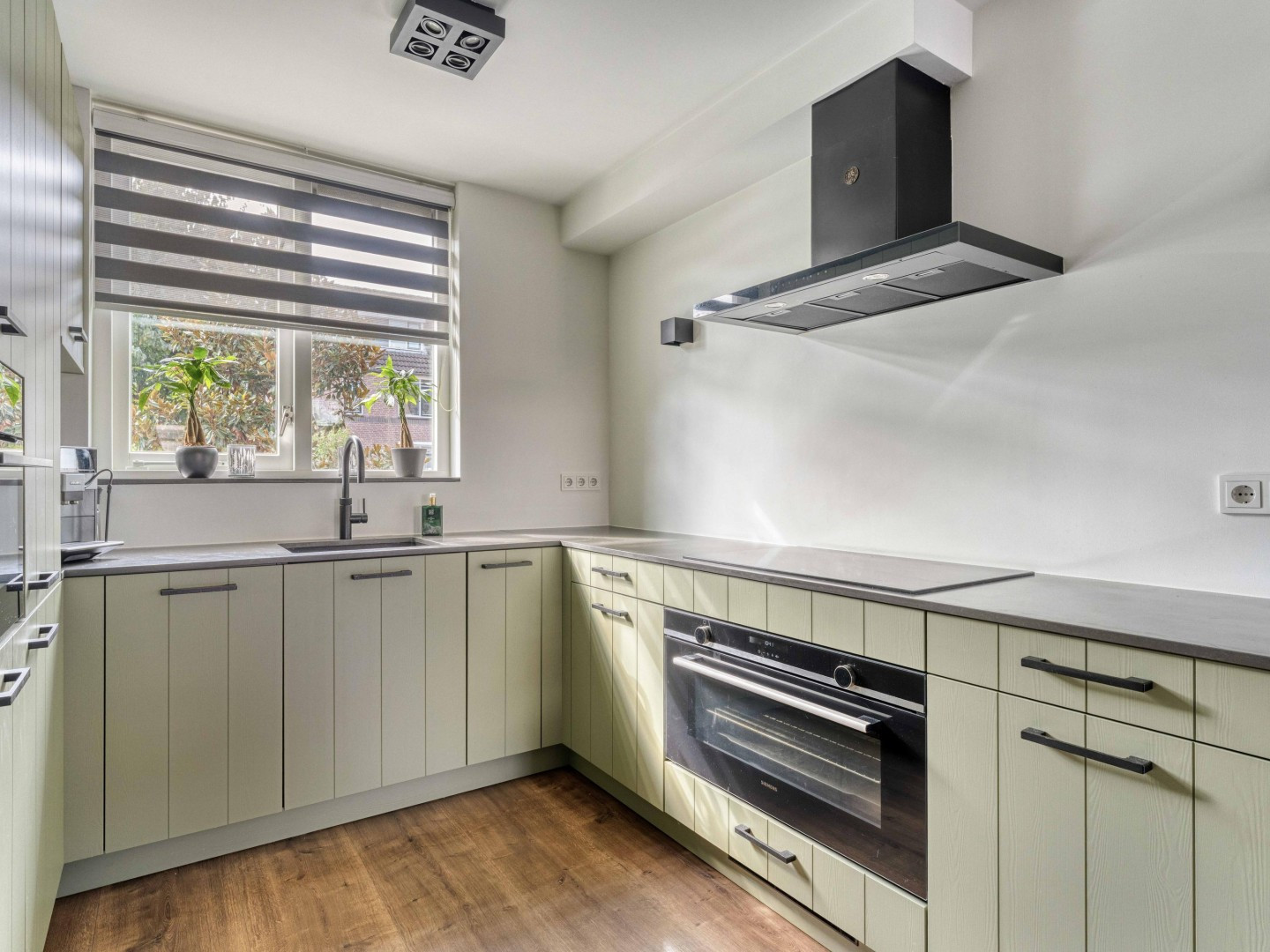 Tussenwoning te koop: Damastbloem 30, Breukelen