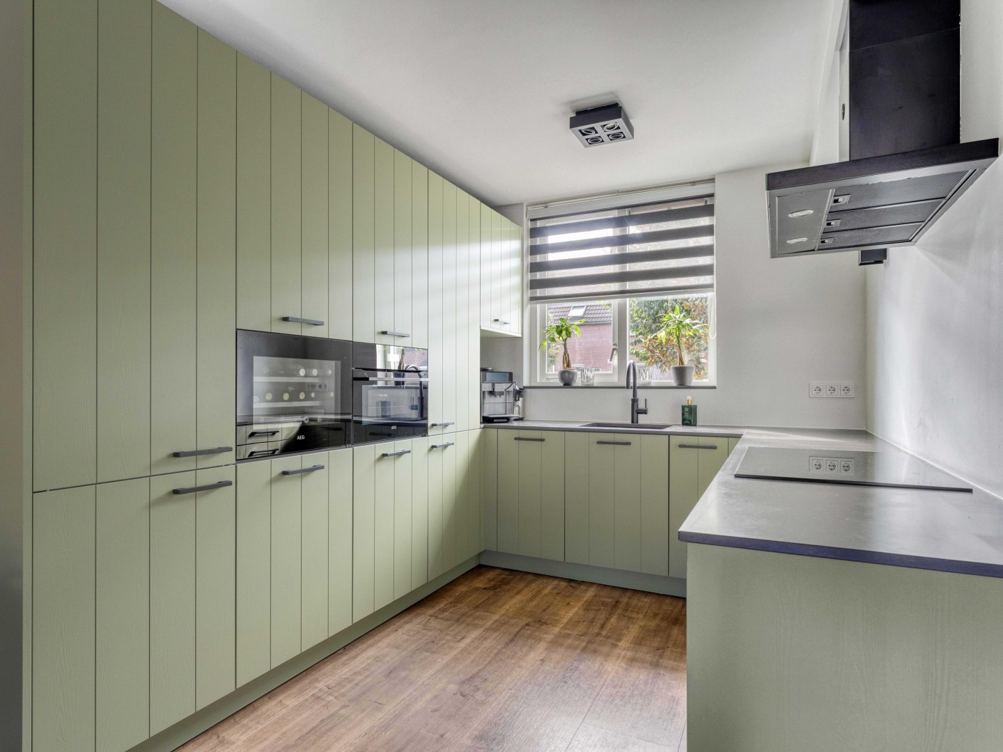 Tussenwoning te koop: Damastbloem 30, Breukelen