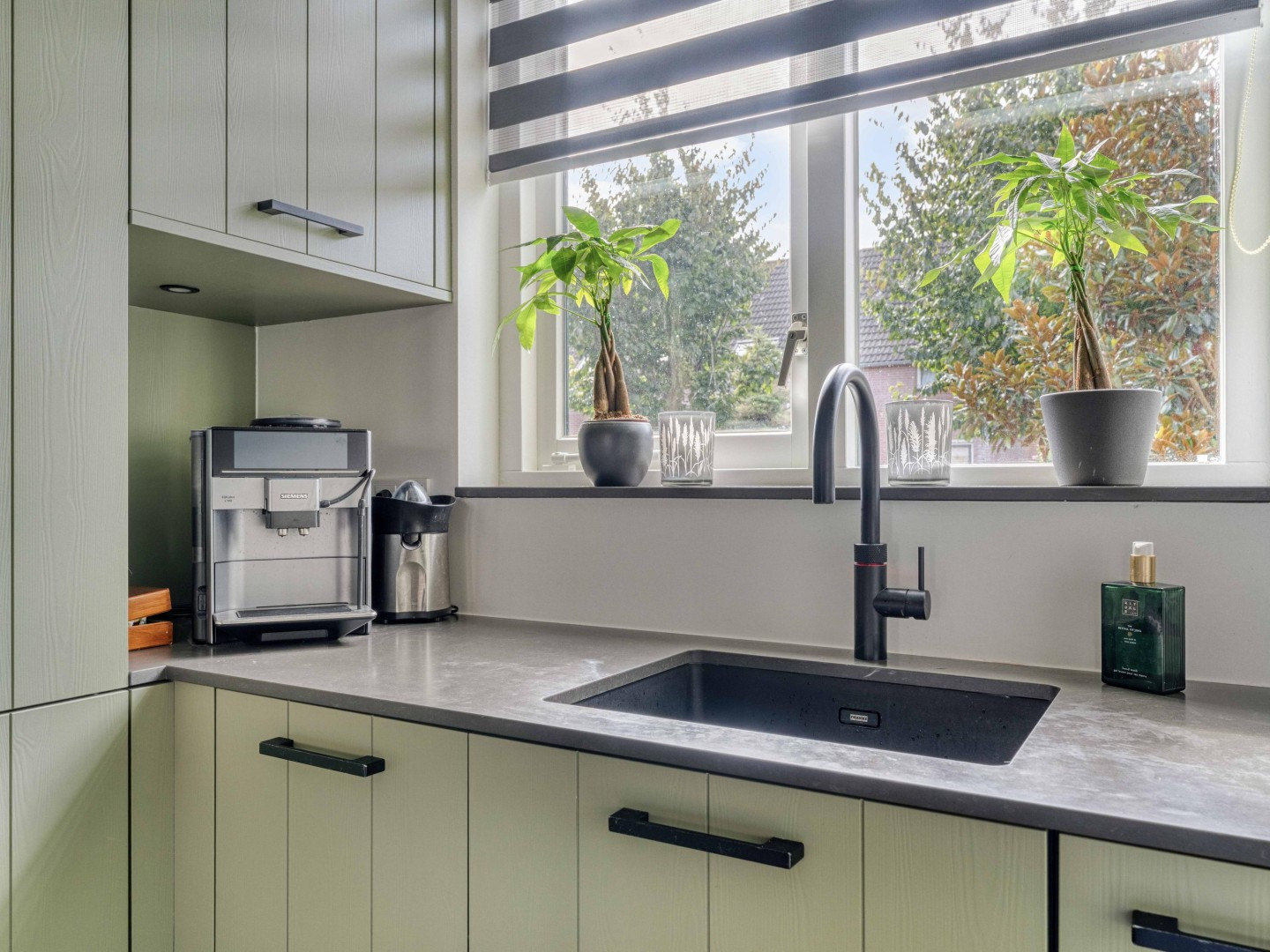 Tussenwoning te koop: Damastbloem 30, Breukelen