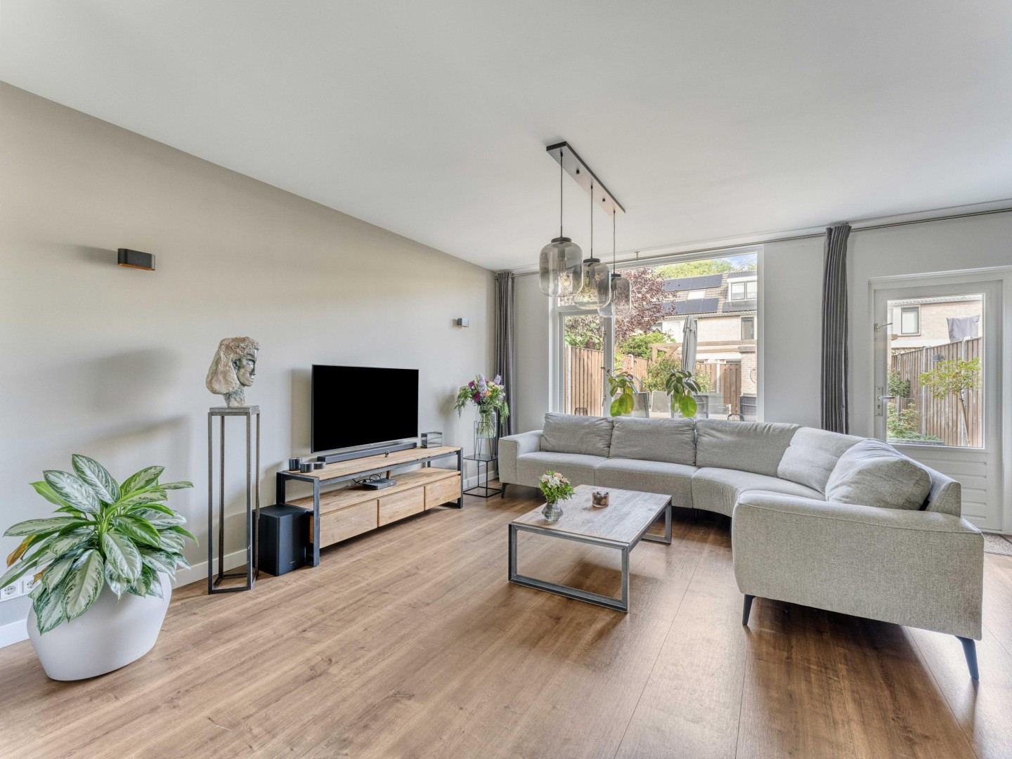 Tussenwoning te koop: Damastbloem 30, Breukelen