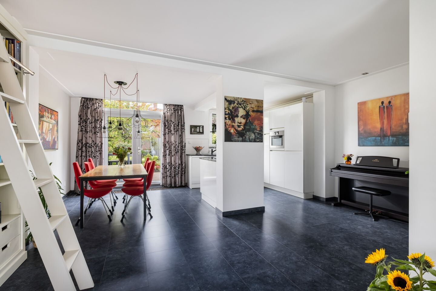 Tussenwoning te koop: Bloemenheuvellaan 21, Zeist
