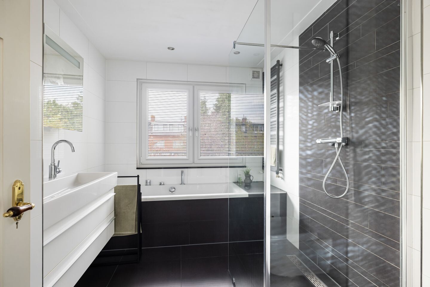 Tussenwoning te koop: Bloemenheuvellaan 21, Zeist