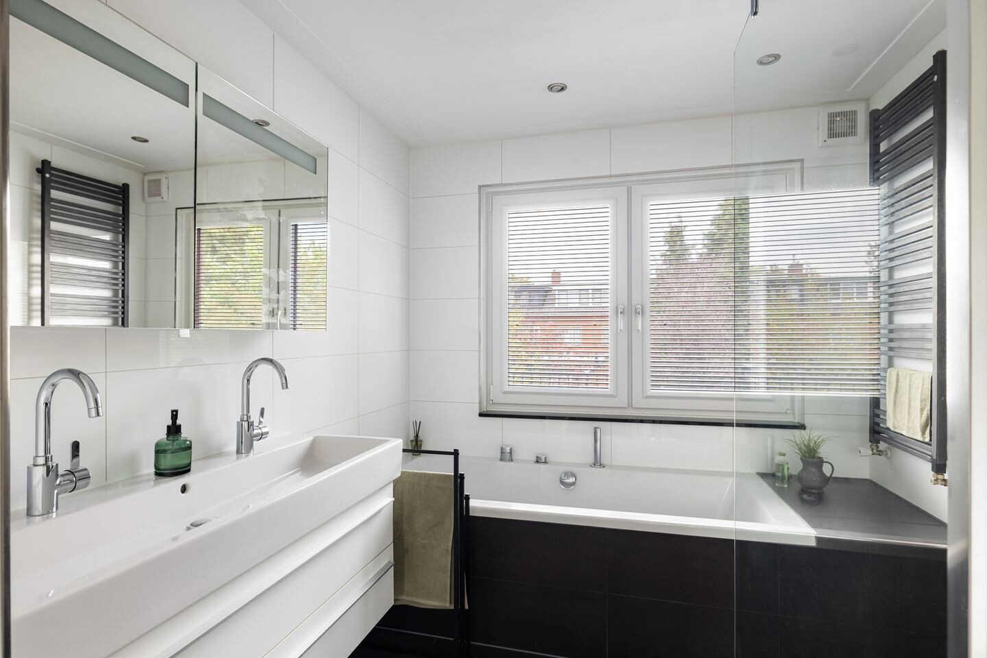 Tussenwoning te koop: Bloemenheuvellaan 21, Zeist