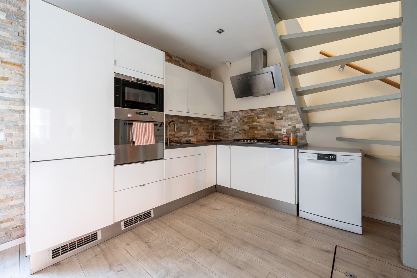 Tussenwoning te koop: Johan de Meesterstraat 6, Zeist