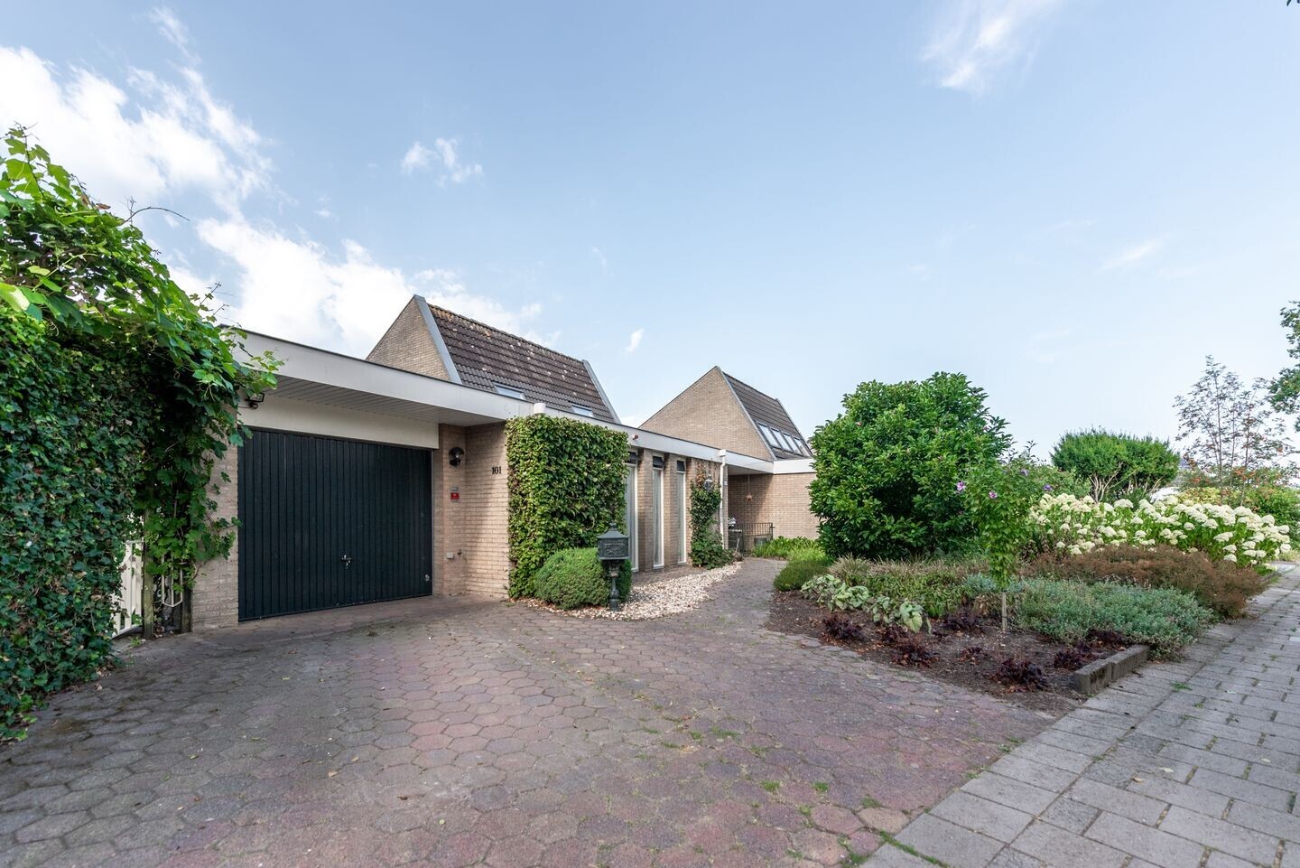 Hoekwoning te koop: Van Rensselaerstraat 101, Nijkerk