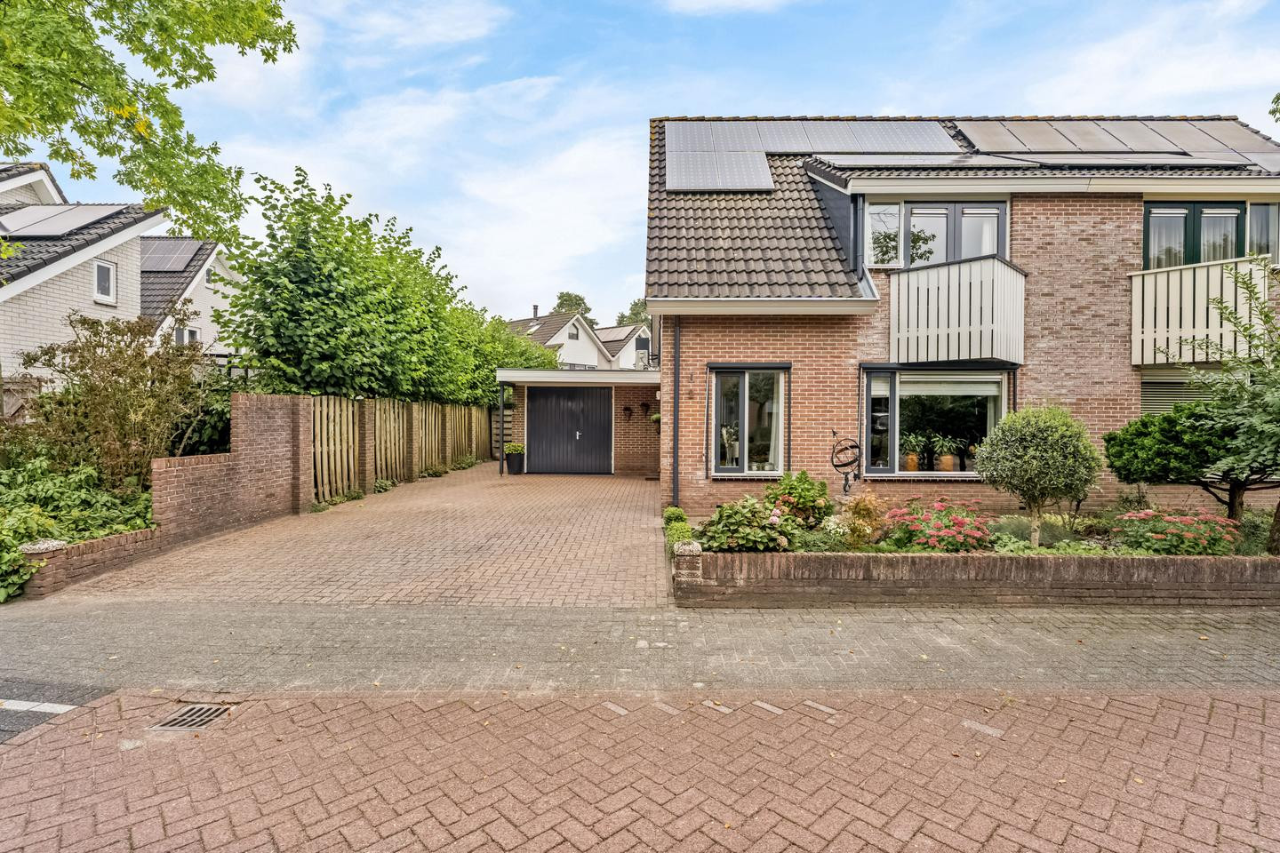 Twee-onder-één-kap te koop: Van der Waalshof 2, Nijkerk