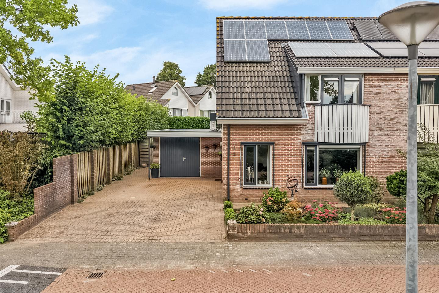 Twee-onder-één-kap te koop: Van der Waalshof 2, Nijkerk