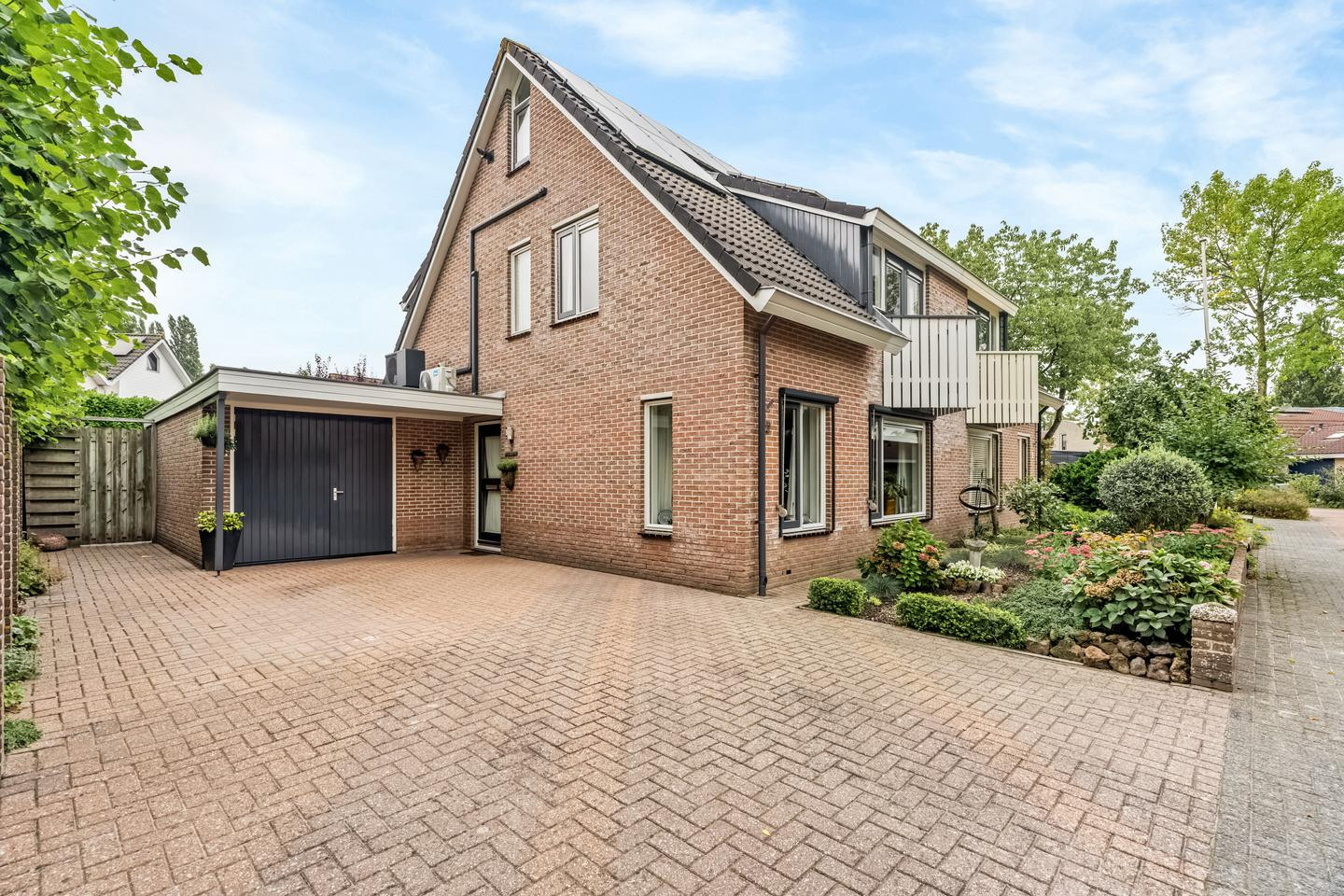 Twee-onder-één-kap te koop: Van der Waalshof 2, Nijkerk