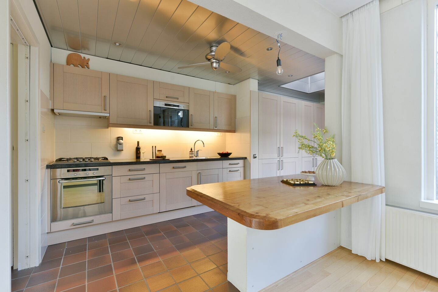 Tussenwoning te koop: Julianalaan 18, Hoevelaken