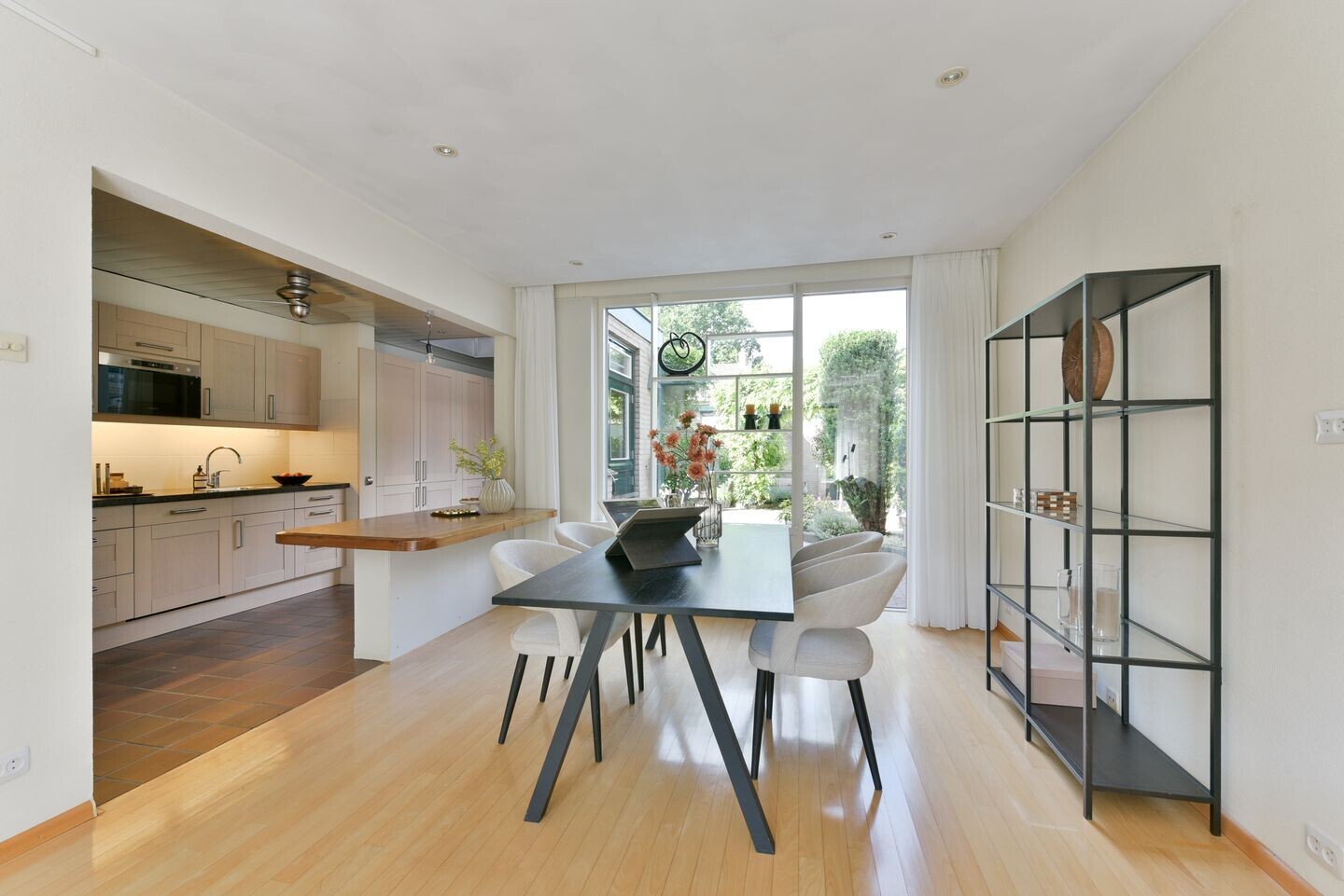 Tussenwoning te koop: Julianalaan 18, Hoevelaken