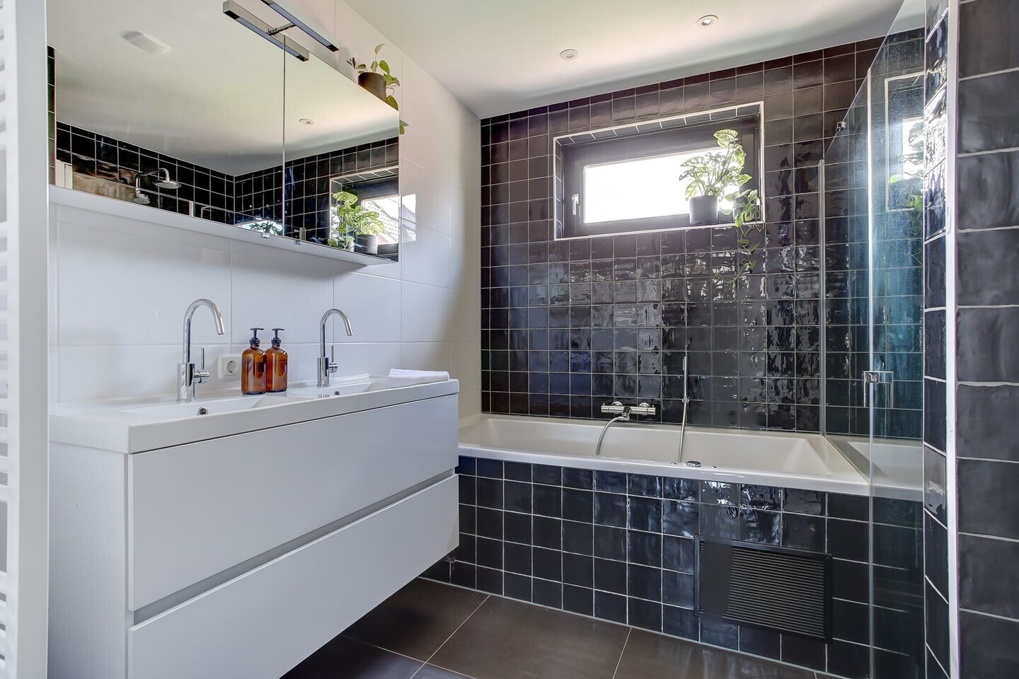 Hoekwoning te koop: Aalscholver 10, Veenendaal
