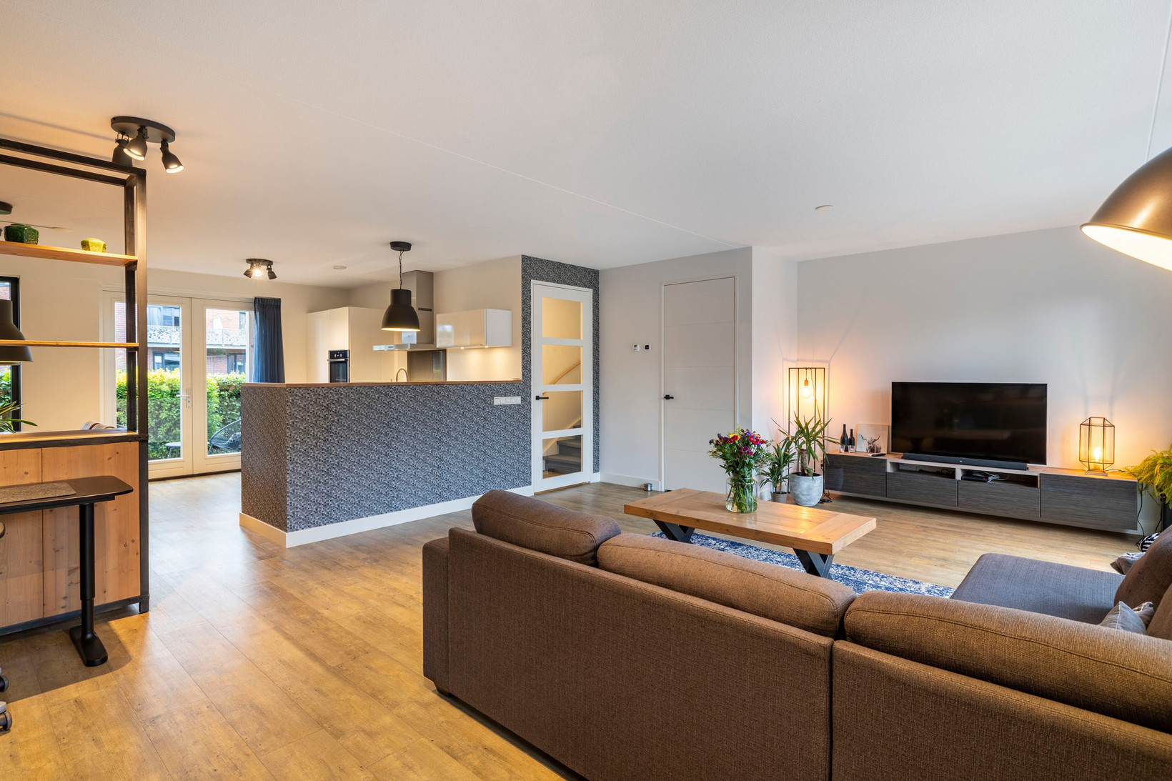 Tussenwoning te koop: Van Barnevelderf 9, Veenendaal
