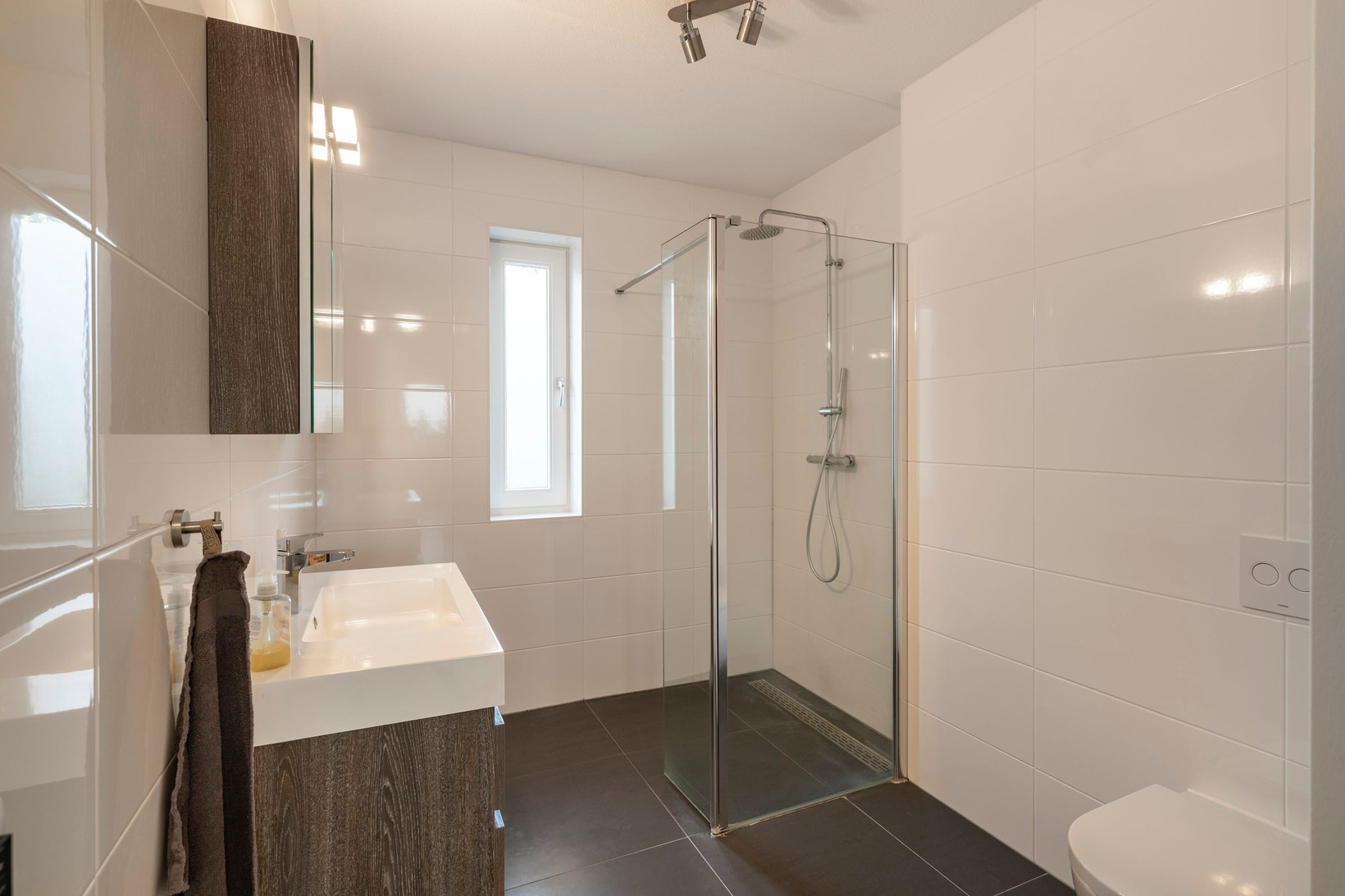 Tussenwoning te koop: Van Barnevelderf 9, Veenendaal