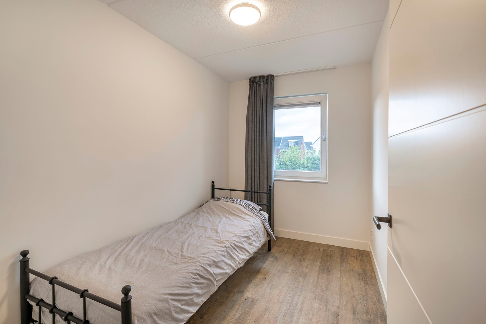 Tussenwoning te koop: Van Barnevelderf 9, Veenendaal