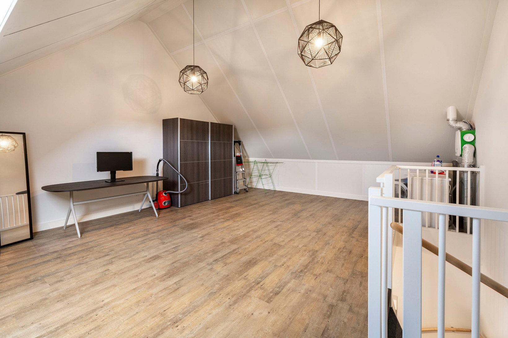 Tussenwoning te koop: Van Barnevelderf 9, Veenendaal