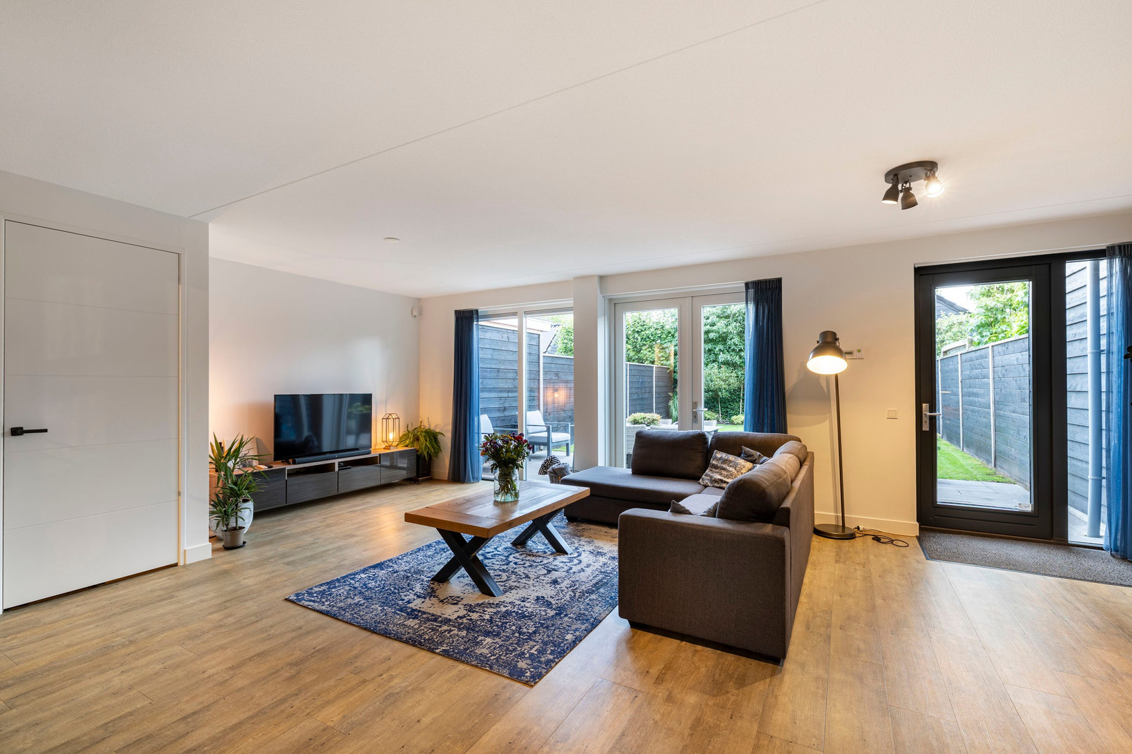 Tussenwoning te koop: Van Barnevelderf 9, Veenendaal
