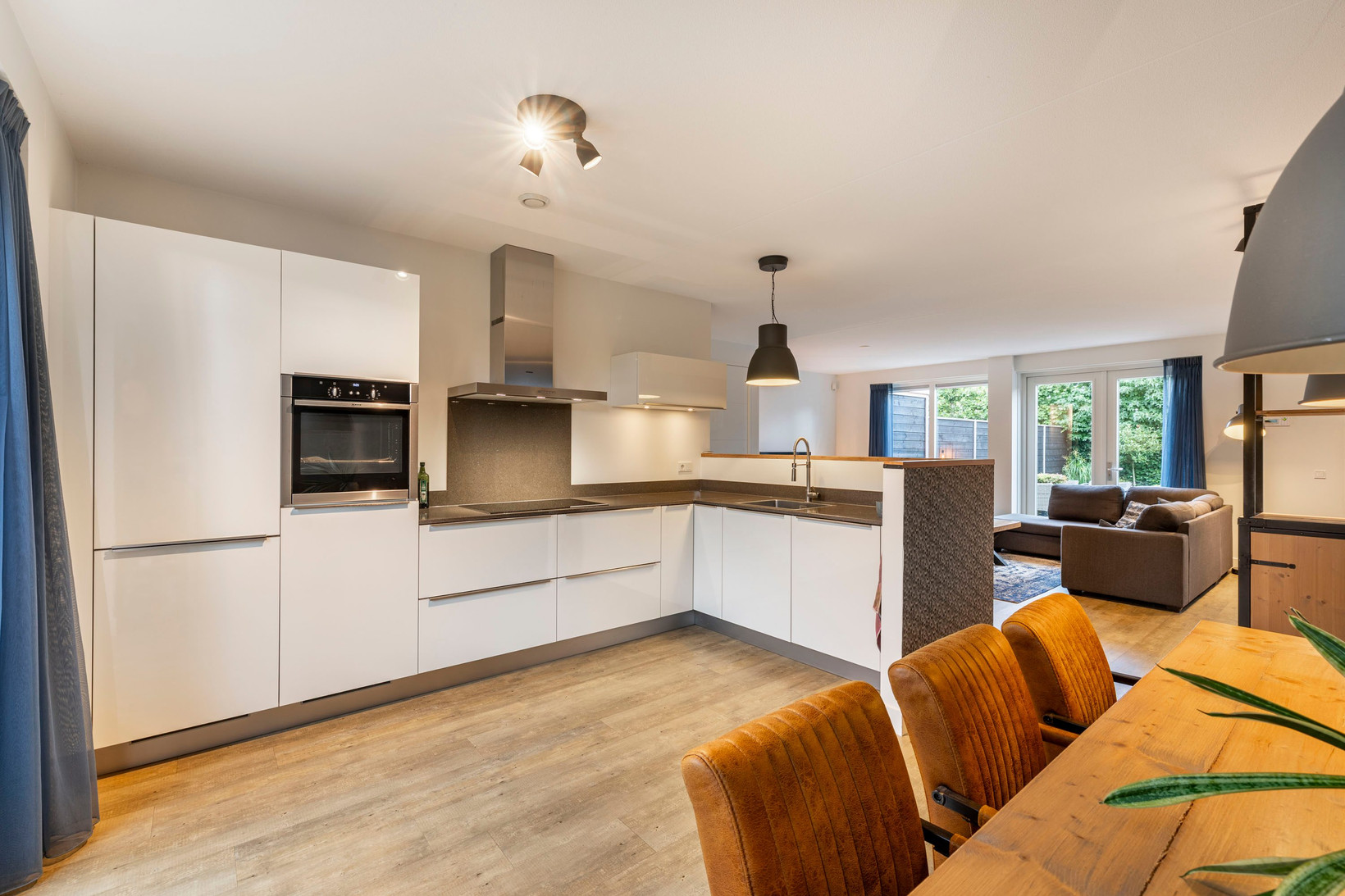 Tussenwoning te koop: Van Barnevelderf 9, Veenendaal