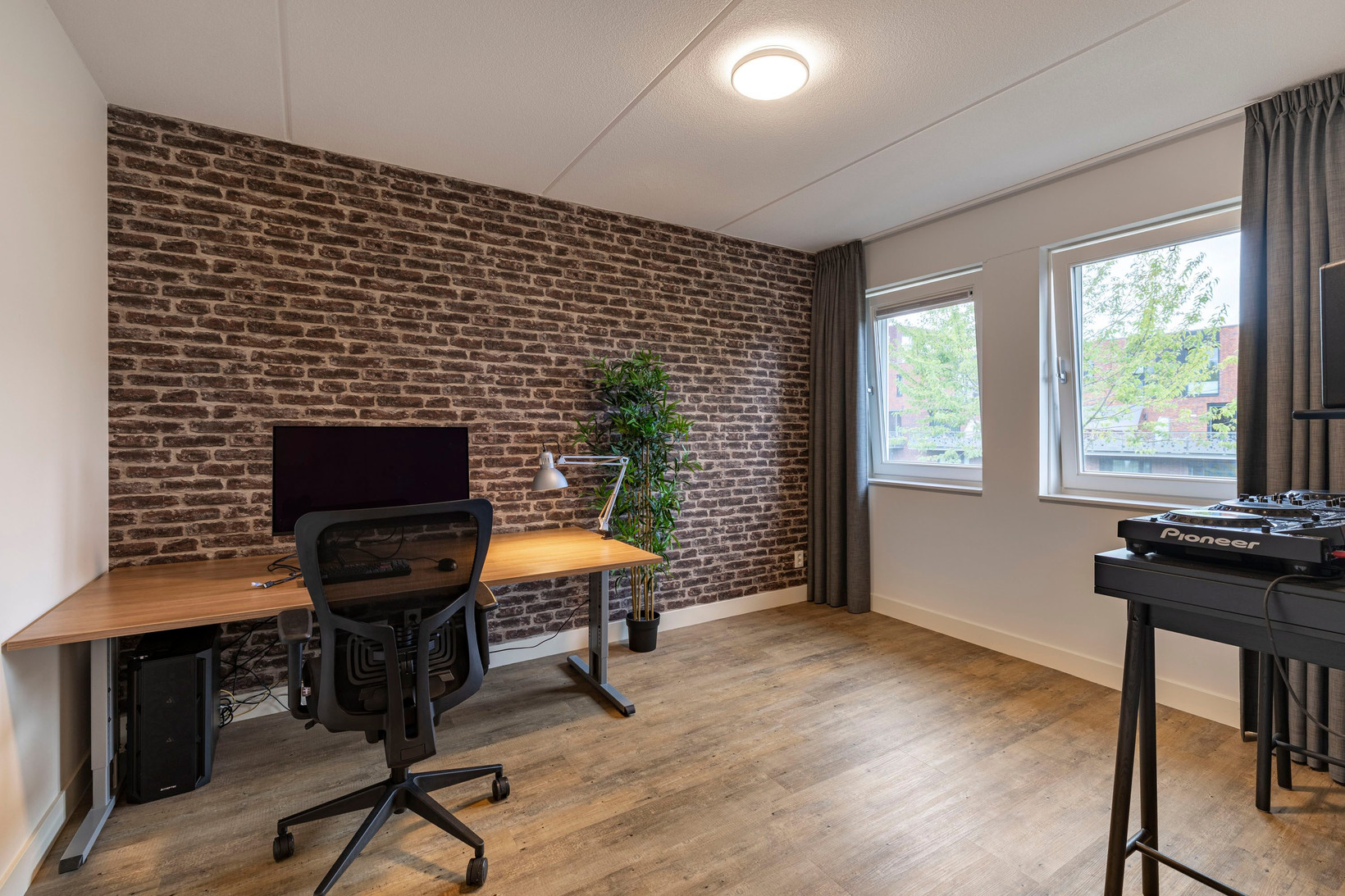 Tussenwoning te koop: Van Barnevelderf 9, Veenendaal