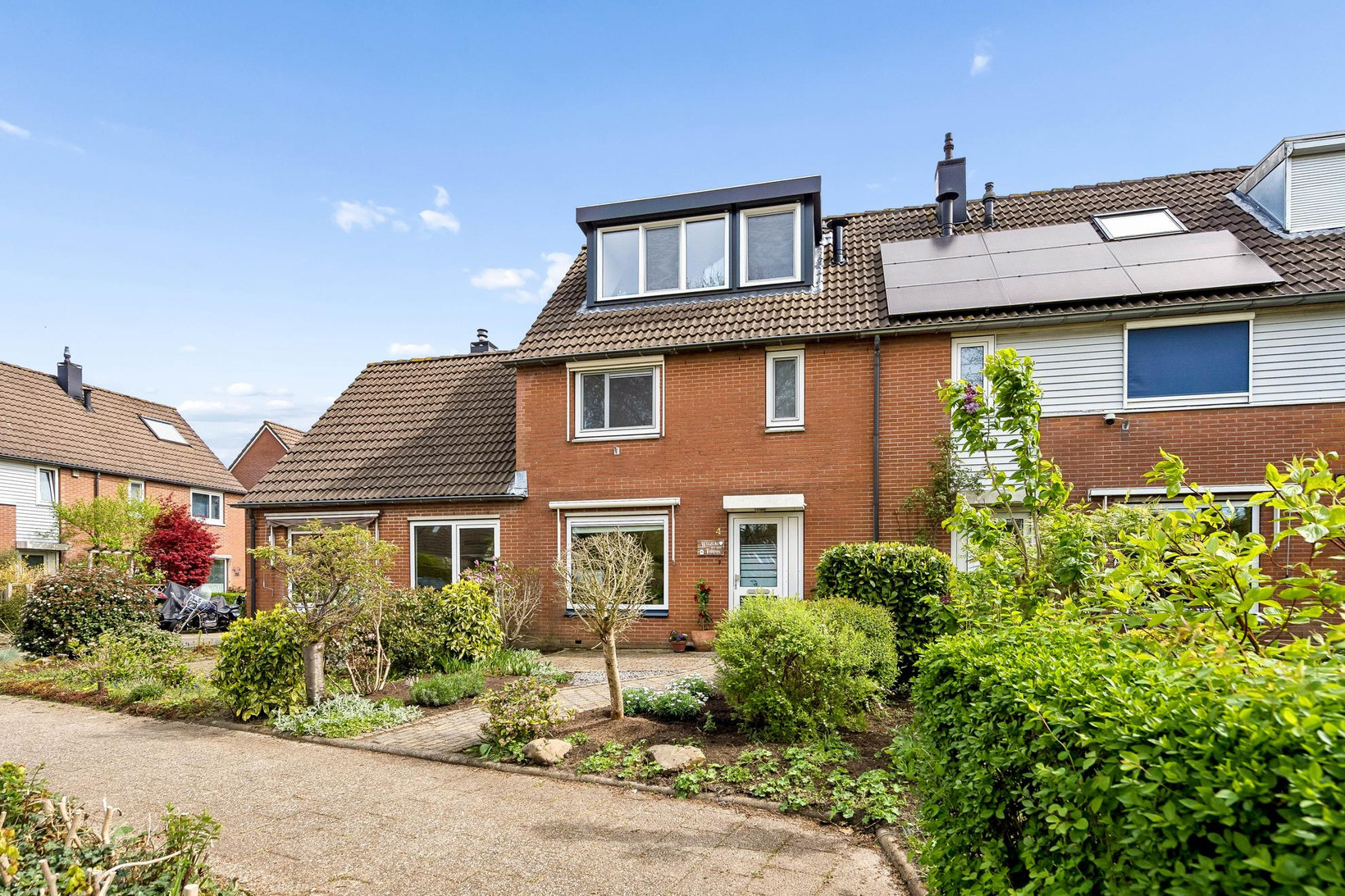 Tussenwoning te koop: Roerdompweide 4, Houten