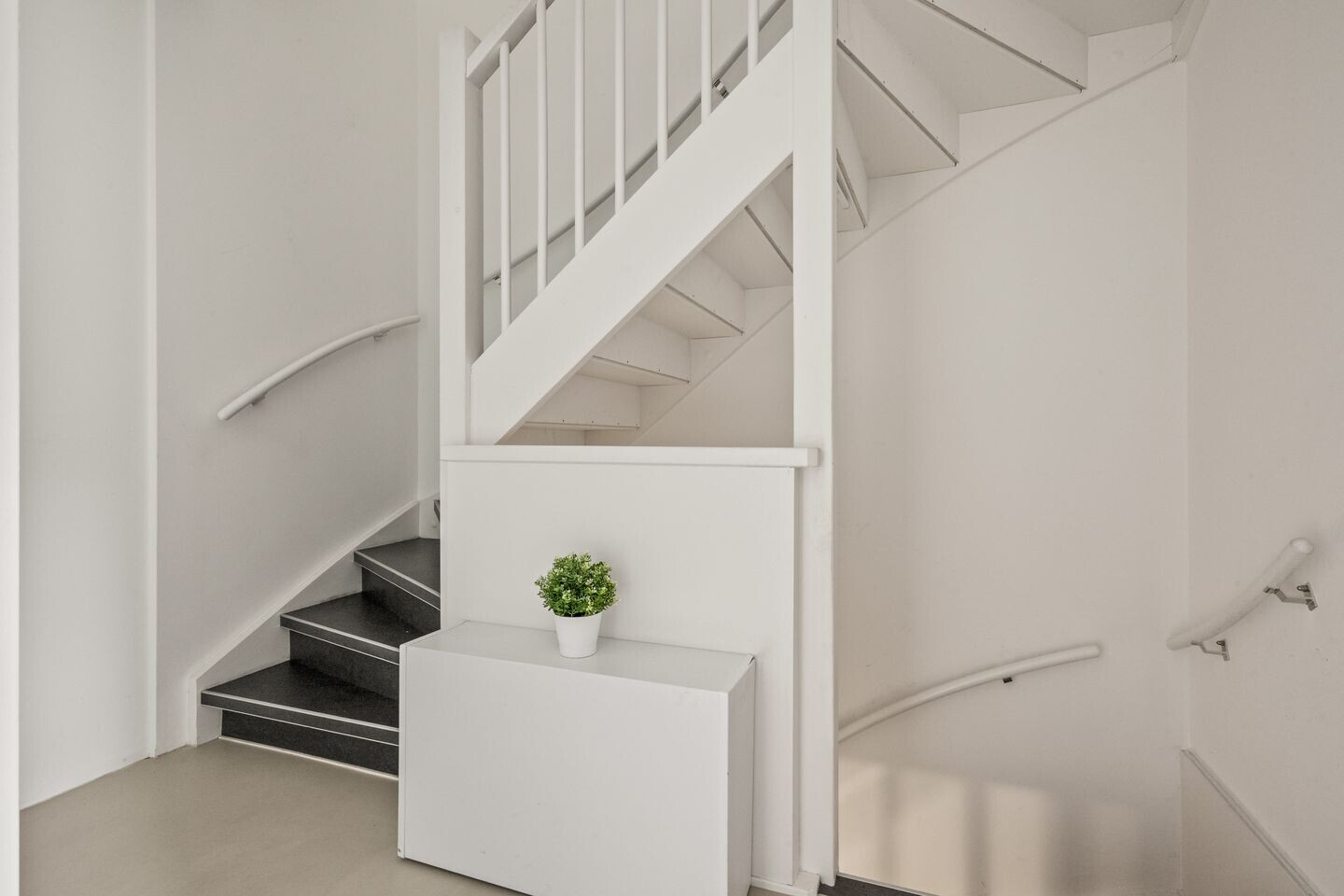 Tussenwoning te koop: De Slinger 15, Houten
