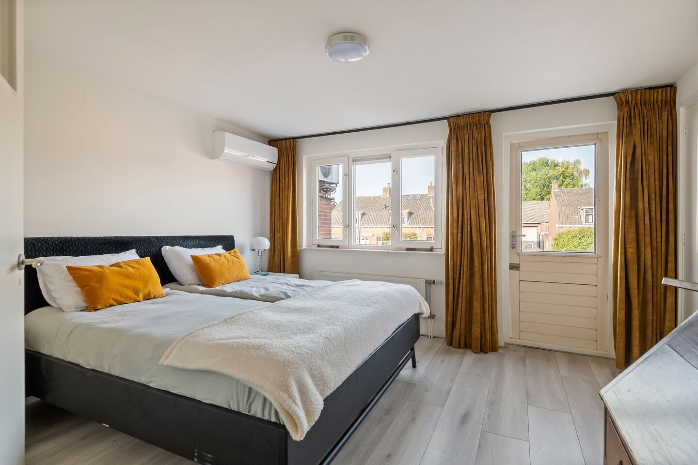Tussenwoning te koop: St. Walburgbuitensingel 42, Tiel