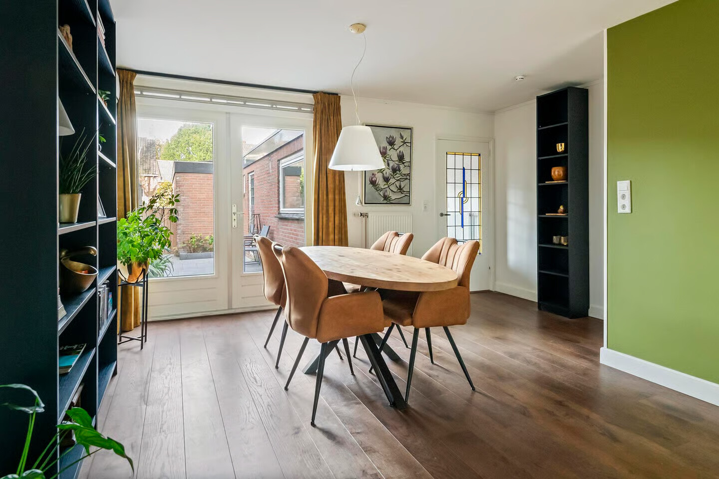 Tussenwoning te koop: St. Walburgbuitensingel 42, Tiel