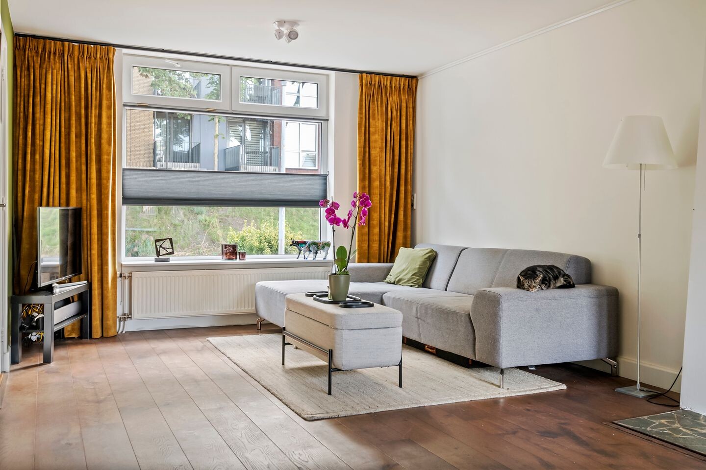 Tussenwoning te koop: St. Walburgbuitensingel 42, Tiel