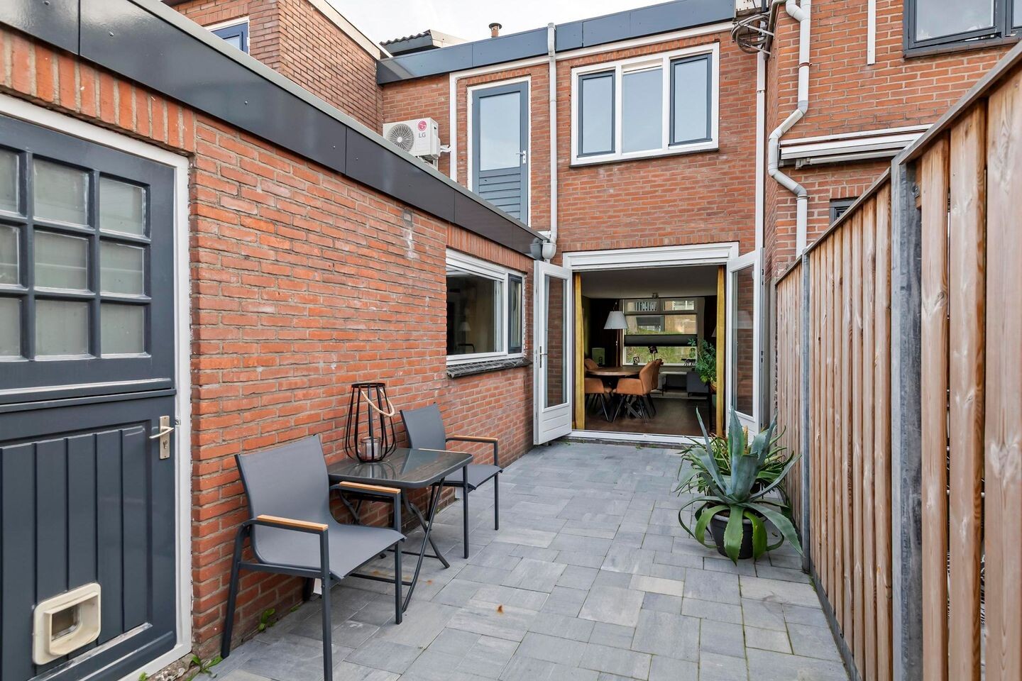 Tussenwoning te koop: St. Walburgbuitensingel 42, Tiel