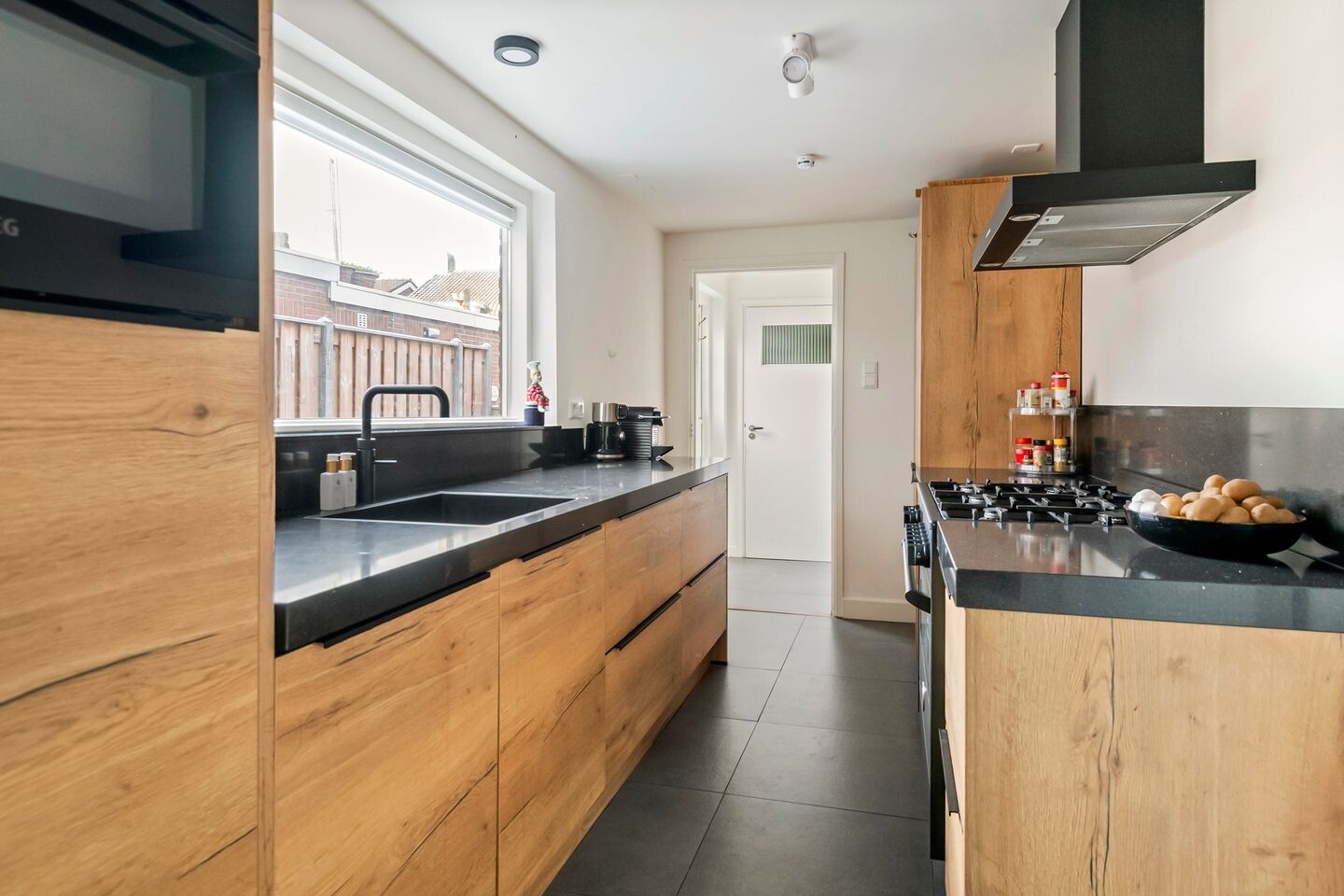 Tussenwoning te koop: St. Walburgbuitensingel 42, Tiel