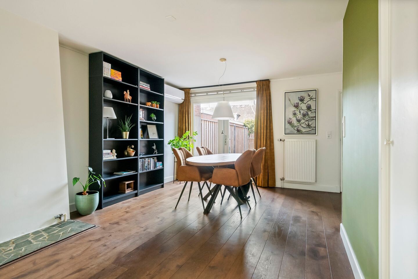 Tussenwoning te koop: St. Walburgbuitensingel 42, Tiel