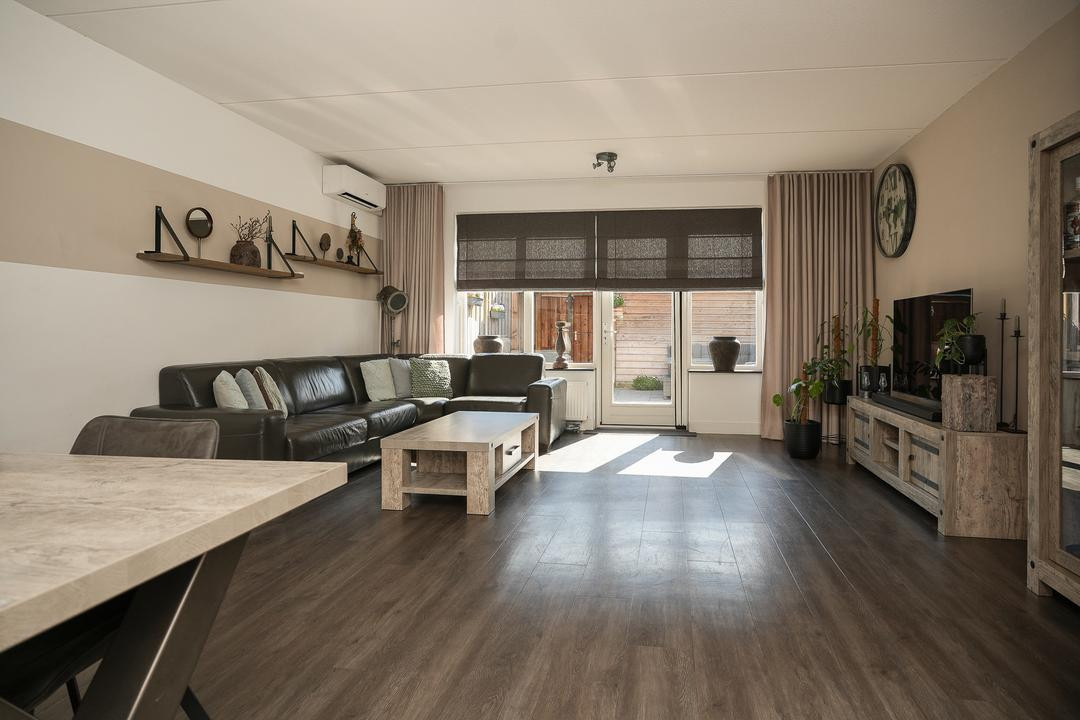 Tussenwoning te koop: Ir J H van Stuivenbergstraat 15, Kesteren