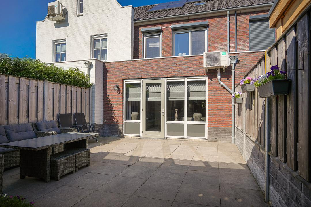 Tussenwoning te koop: Ir J H van Stuivenbergstraat 15, Kesteren