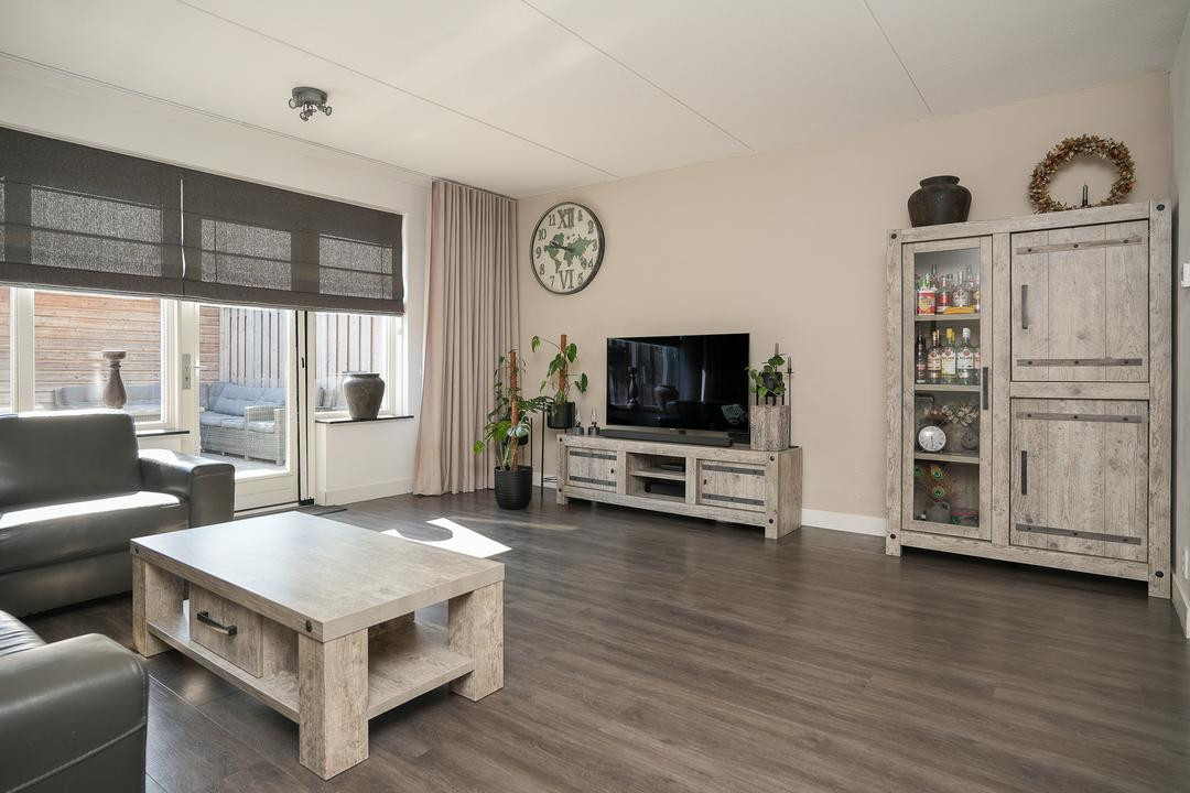 Tussenwoning te koop: Ir J H van Stuivenbergstraat 15, Kesteren