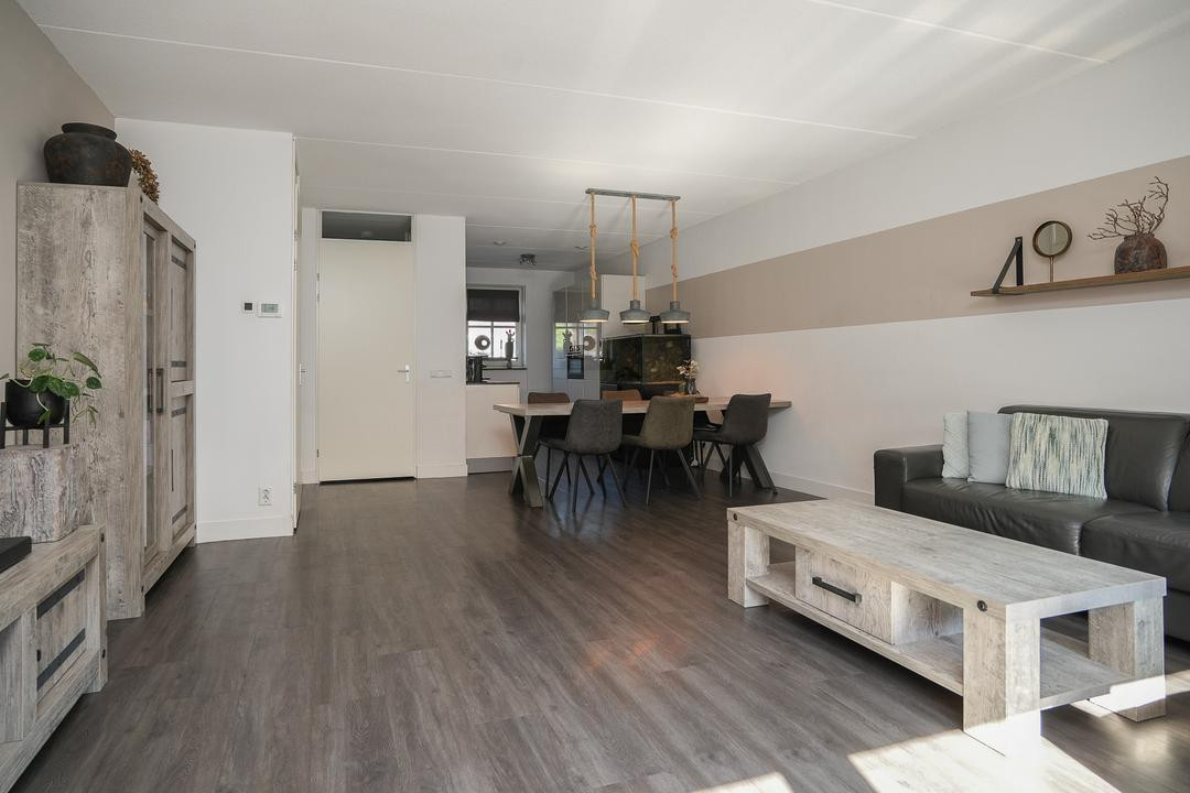 Tussenwoning te koop: Ir J H van Stuivenbergstraat 15, Kesteren