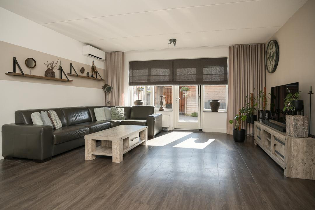 Tussenwoning te koop: Ir J H van Stuivenbergstraat 15, Kesteren