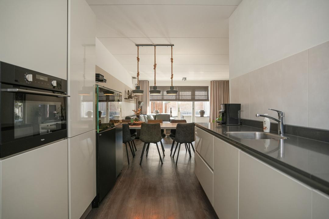 Tussenwoning te koop: Ir J H van Stuivenbergstraat 15, Kesteren