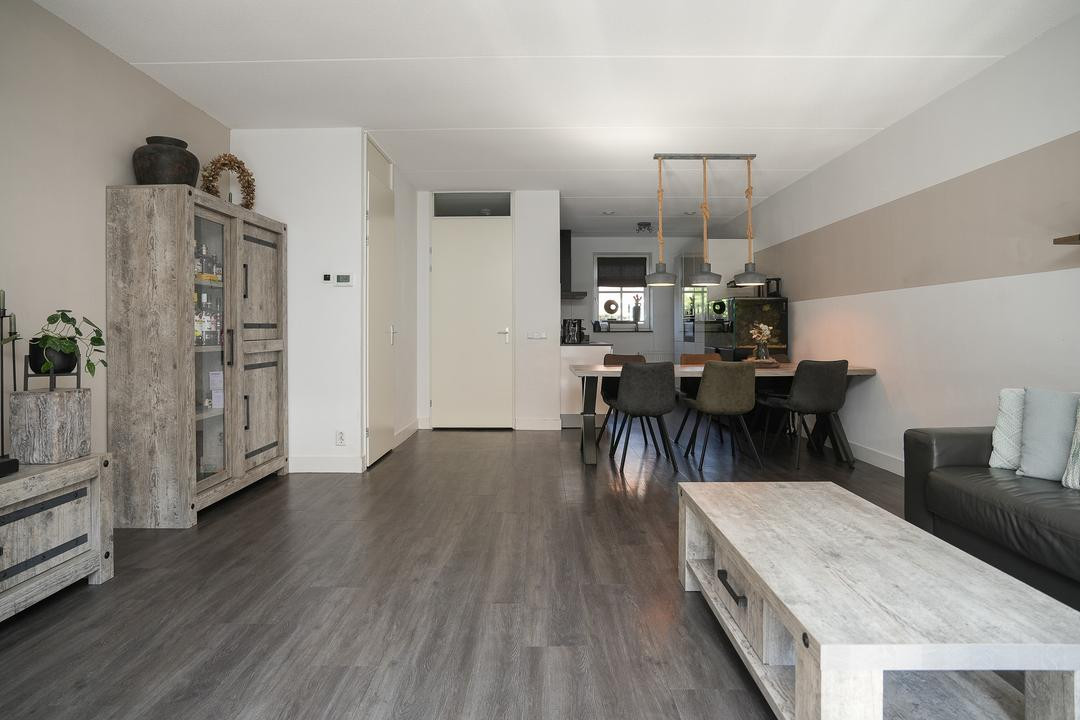 Tussenwoning te koop: Ir J H van Stuivenbergstraat 15, Kesteren