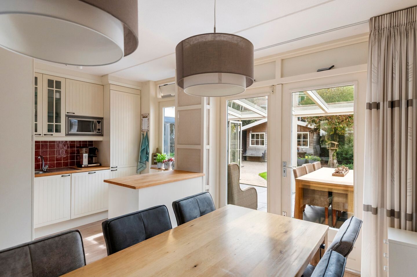 Tussenwoning te koop: Nederburcht 5, Buren