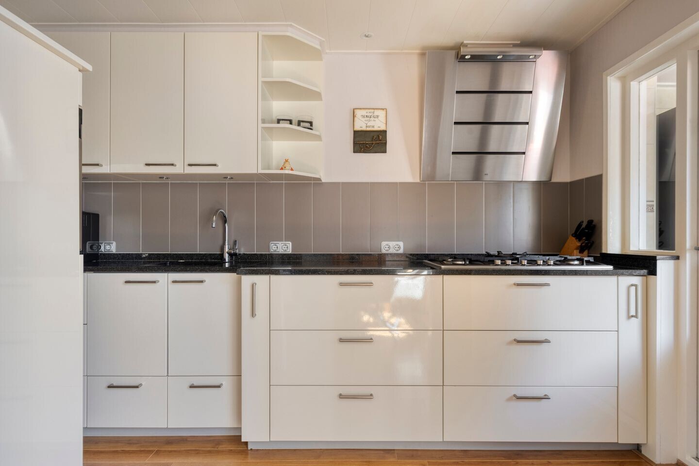Tussenwoning te koop: Azaleastraat 11, Hoek