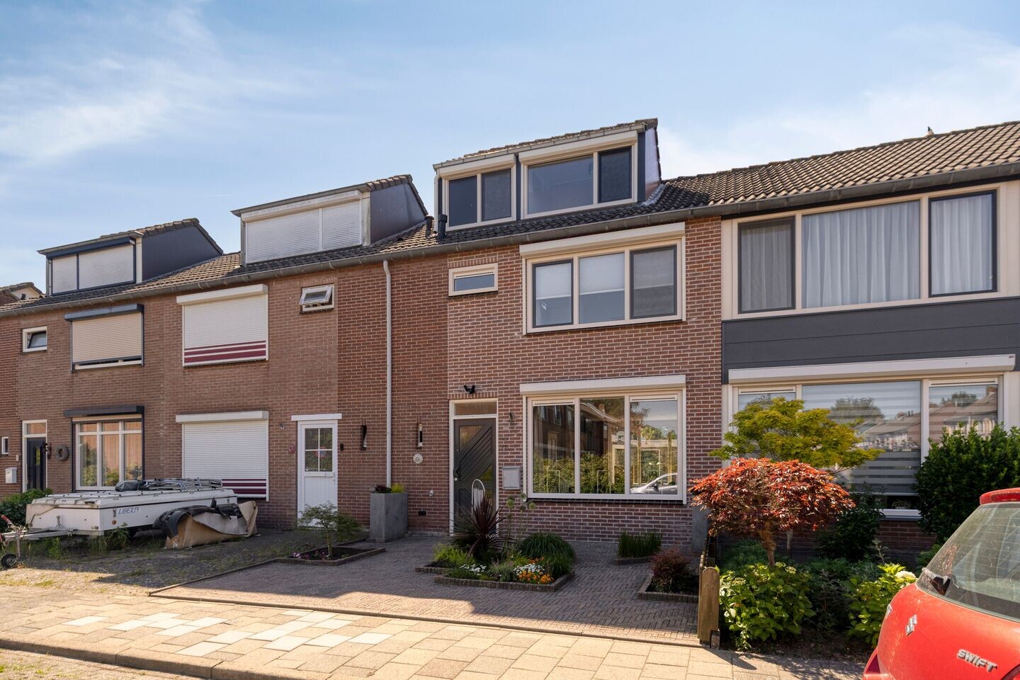 Tussenwoning te koop: Azaleastraat 11, Hoek