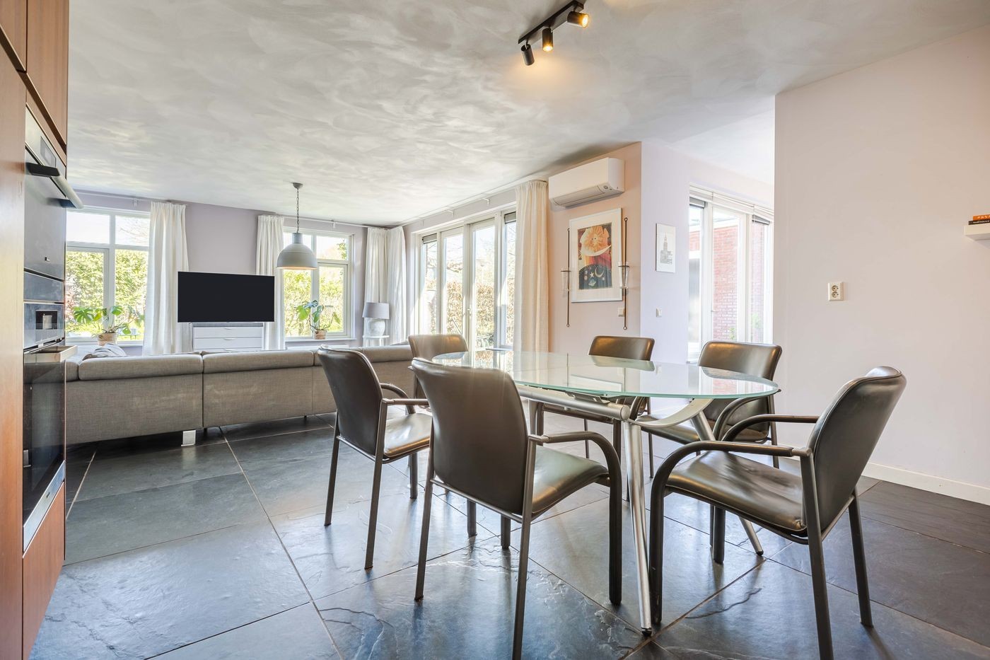Tussenwoning te koop: dokter van de Karplein 4, Hoogerheide