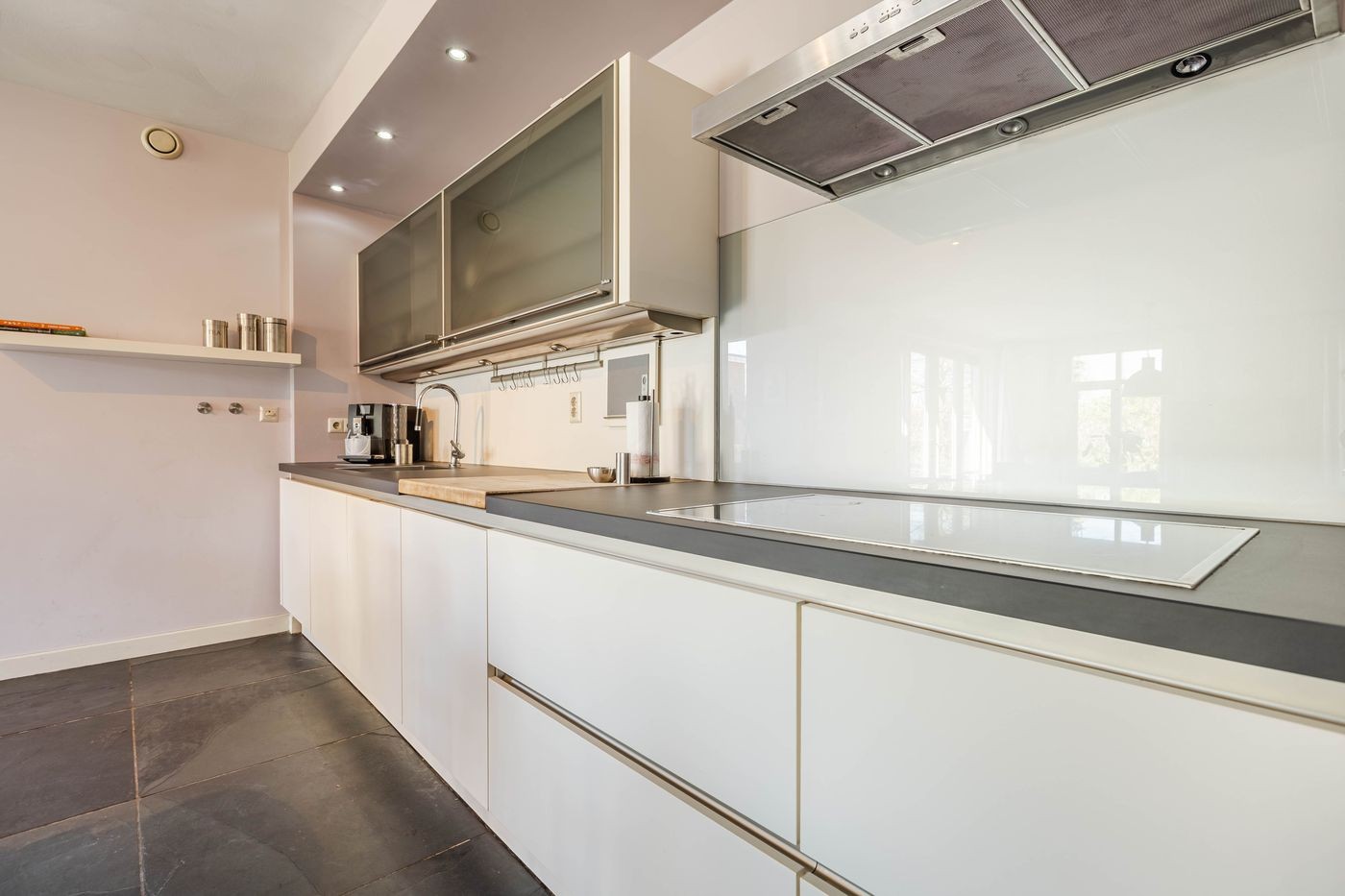 Tussenwoning te koop: dokter van de Karplein 4, Hoogerheide