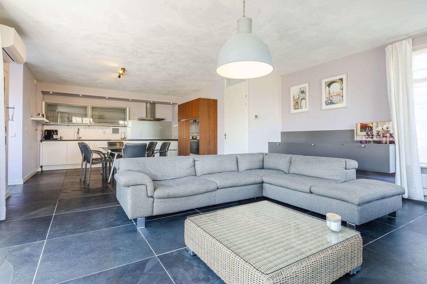 Tussenwoning te koop: dokter van de Karplein 4, Hoogerheide