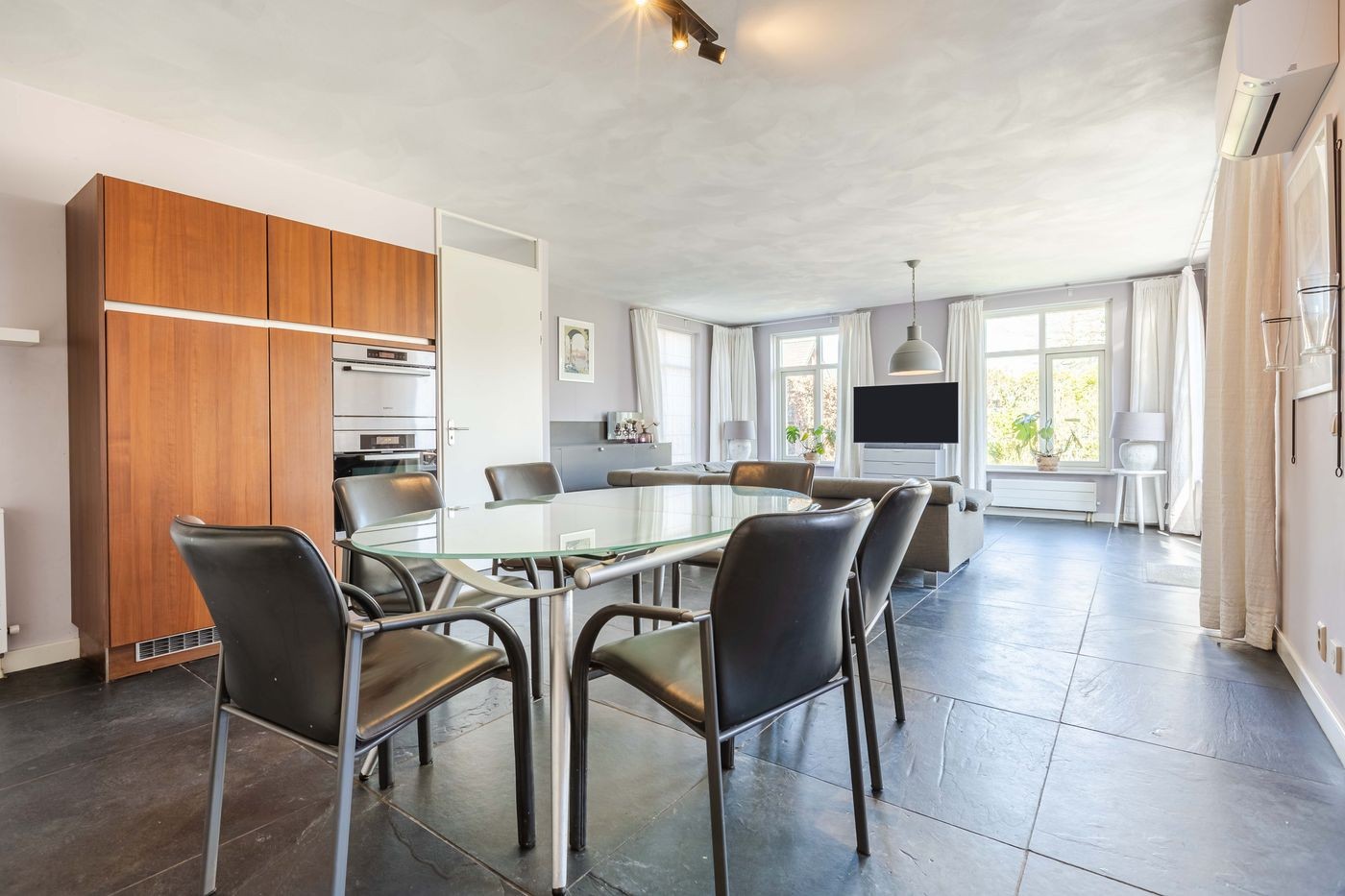 Tussenwoning te koop: dokter van de Karplein 4, Hoogerheide