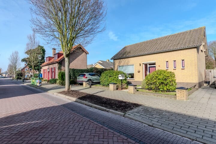 Vrijstaande woning te koop: Dorpsstraat 14, Woensdrecht