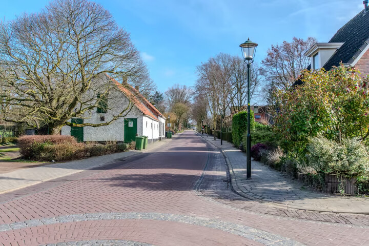 Vrijstaande woning te koop: Dorpsstraat 14, Woensdrecht