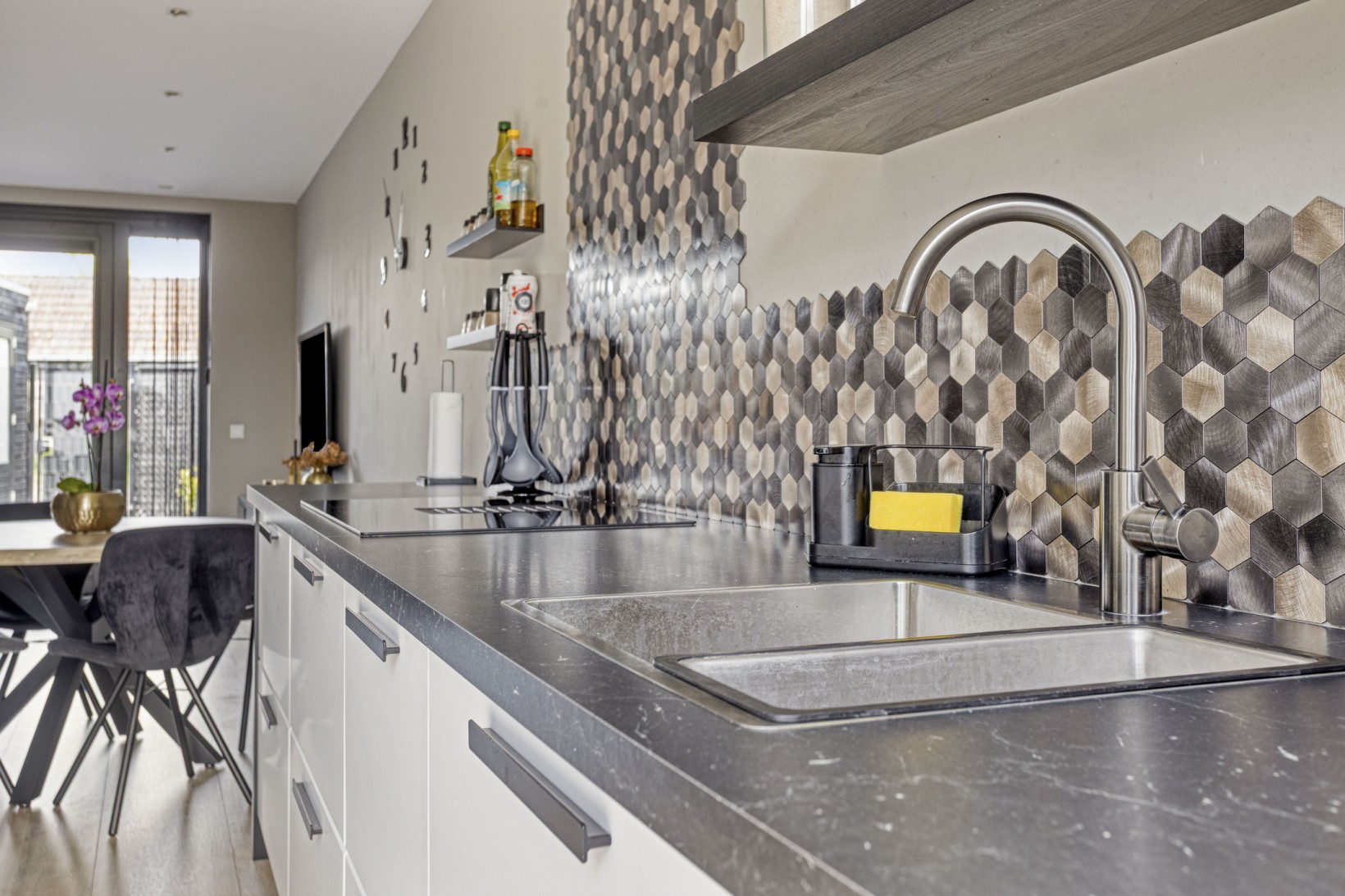 Tussenwoning te koop: Laan van Luxemburg 2A, Roosendaal
