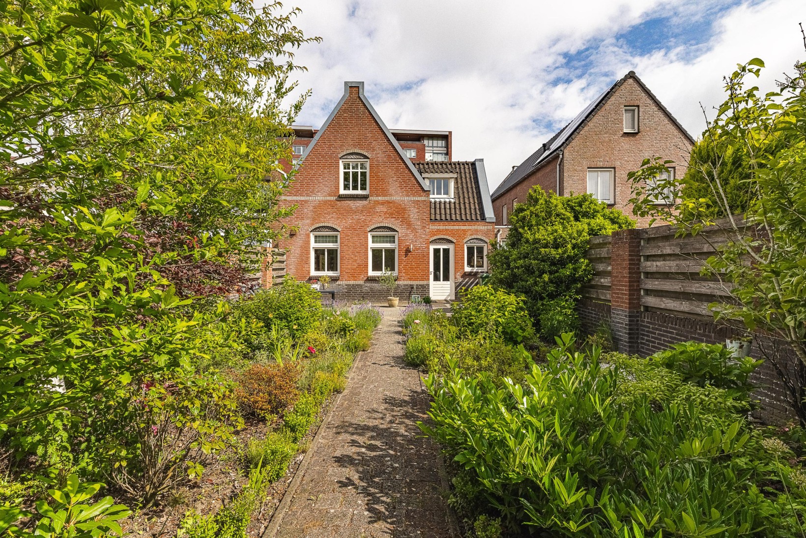 Twee-onder-één-kap te koop: Vrouwemadestraat 67, Roosendaal
