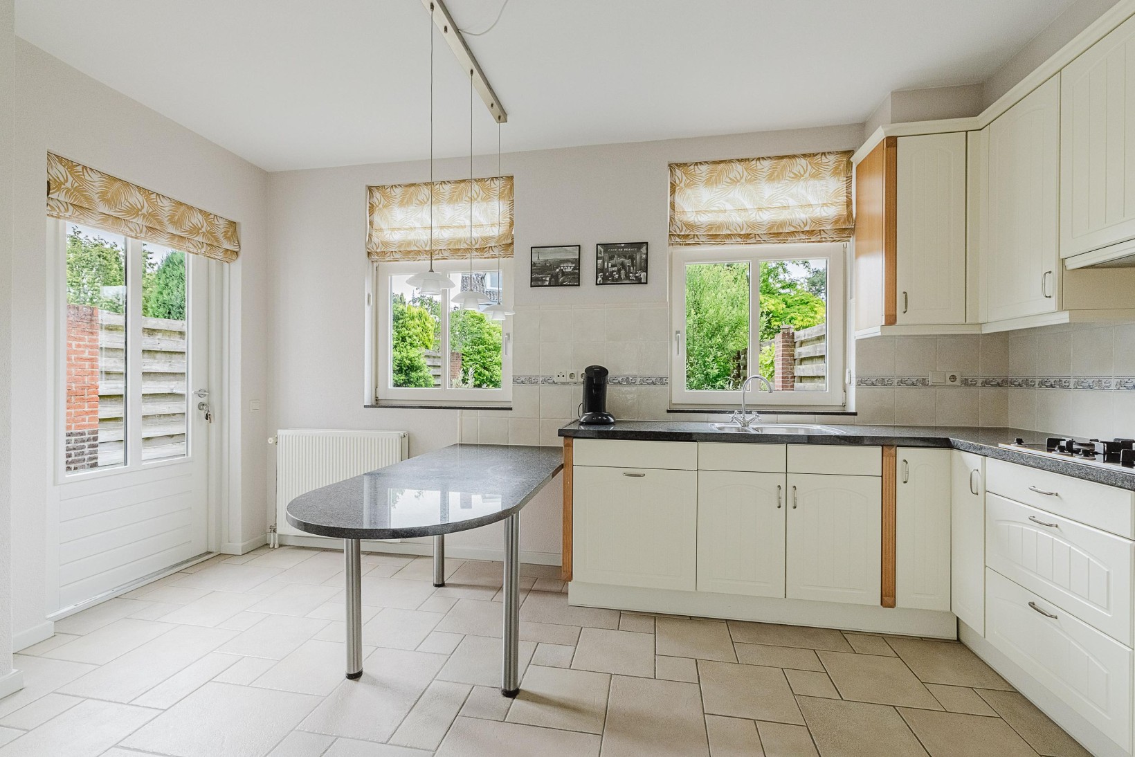 Twee-onder-één-kap te koop: Vrouwemadestraat 67, Roosendaal